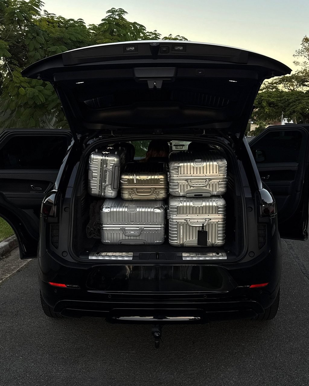 Luggage loaded in an SUV for a discreet arrival in Aspen